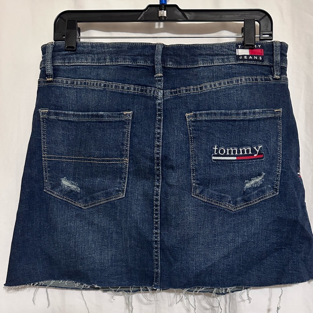 Tommy Hilfiger women’s blue jean skirt. Size 10 30W good condition - Picture 2 of 6